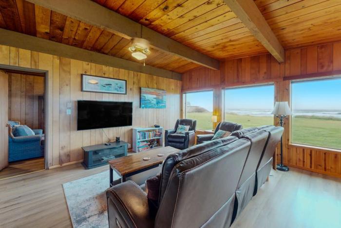 Oceanfront Dog-Friendly Home with Fireplace Ocean View Beach Access & WiFi