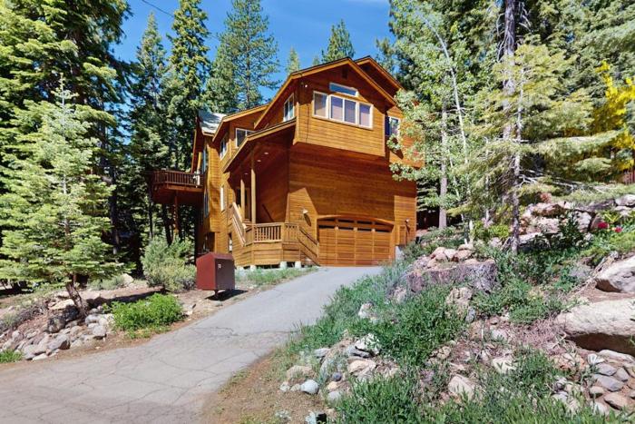 Gorgeous family home surrounded by trees with a furnished deck & BBQ