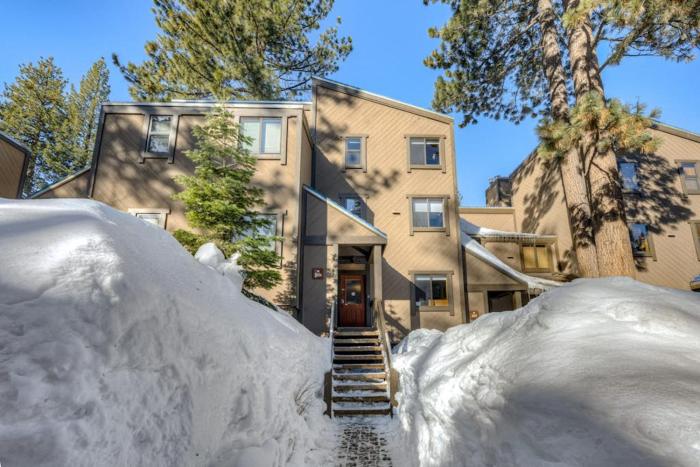 Convenient & comfortable dog-friendly condo with Northstar Rec Center access