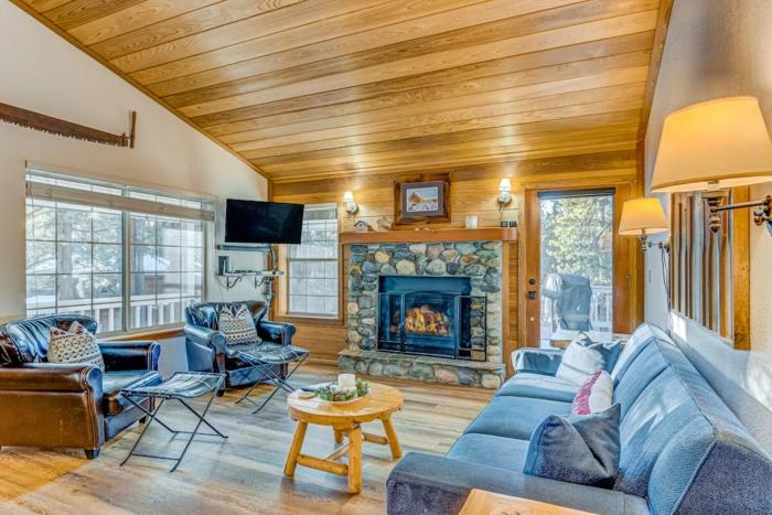 Wooded Alpine Oasis with Sunroom Fireplace Shared Hot Tub-Pool-Sauna-Tennis