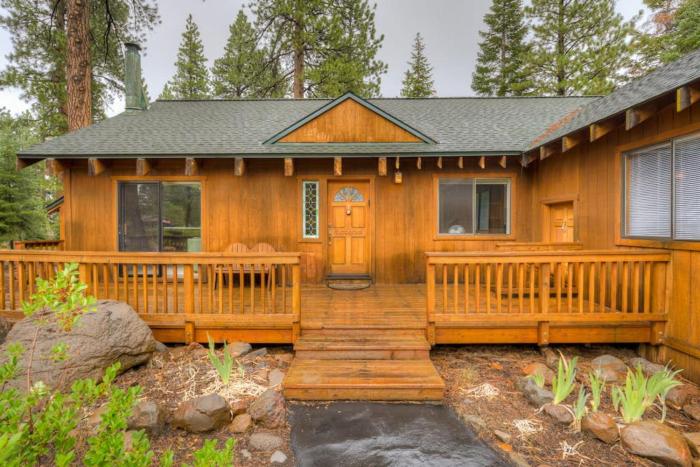 Mountain view home with gas fireplace & shared pools & hot tubs - walk to lifts
