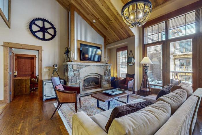 Modern condo with shared hot tub fireplace and walk to lifts - golf nearby