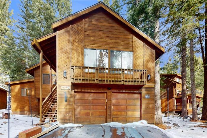 Cozy Lodge-Inspired Retreat - Access Tahoe Donner Rec Center Golf & Skiing