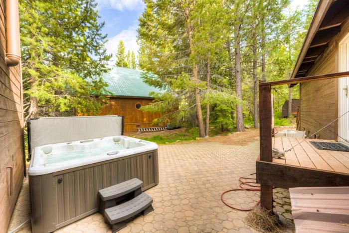 Home with private hot tub 2 fireplaces & W&D - drive minutes to hiking golf
