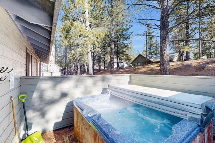 Beautiful updated home SHARC passes included with bikes hot tub central AC
