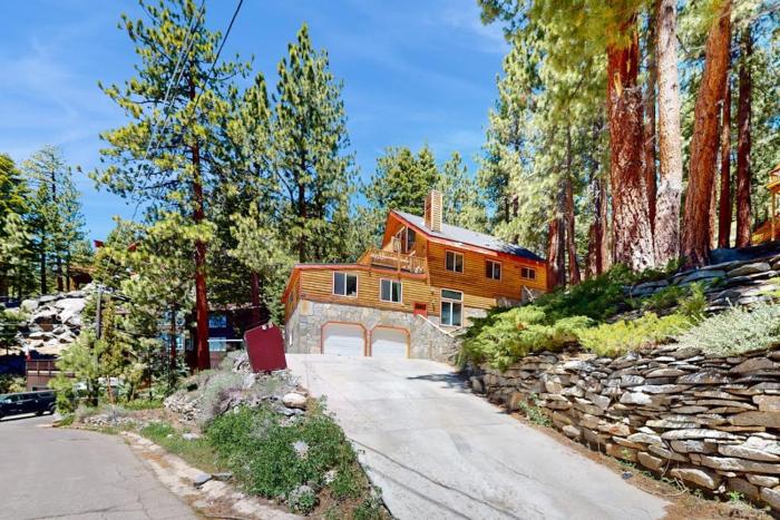 Stateline Chalet - 5BR Panoramic Mountain Views Dipping Pool & Dry Sauna