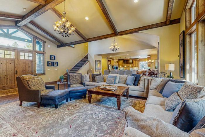 Luxury home with private hot tub bikes & fireplace - quarry pool & tennis access