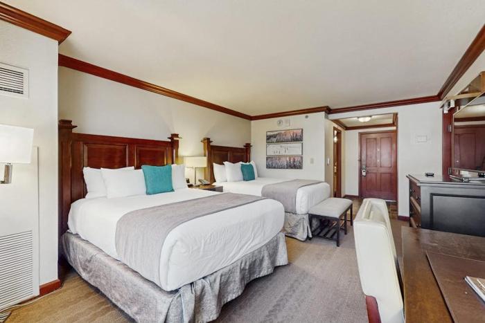 Ski-in-ski-out Suite with Kitchenette Access to Pools Spa Restaurants On-site