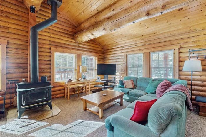 Log Cabin across from Adventure Center 10 min to Truckee & Lake Donner wifi