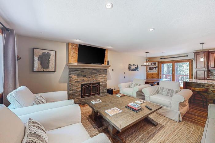 Luxurious Tahoe gem with furnished deck overlooking stream