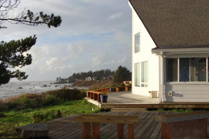 Oceanfront cottage with private hot tub & W&D- central locale near beach access