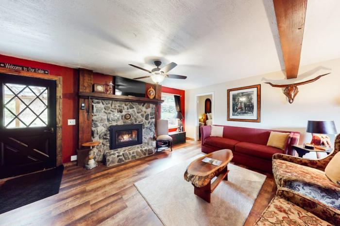 Cozy dog-friendly home with fireplace near Wallowa Lake State Park & tram