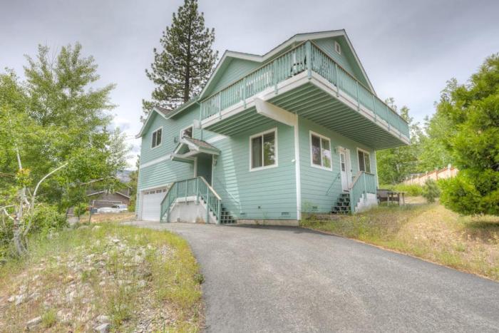Mountain-View Eden - Spacious Balcony & Fireplaces - Minutes to Lake