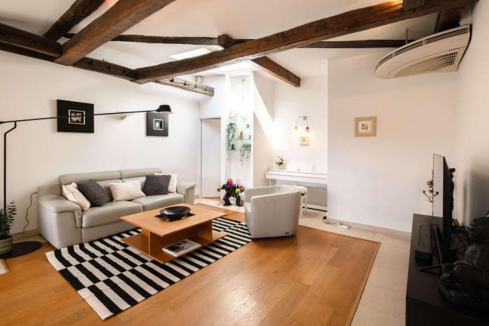 Luxury Top Floor 2BR with Paris Rooftop Views