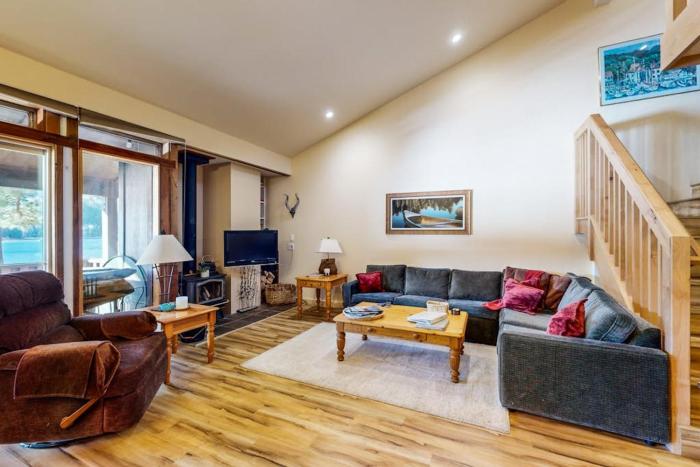 Second-floor lakefront condo with scenic views & easy access to town & slopes