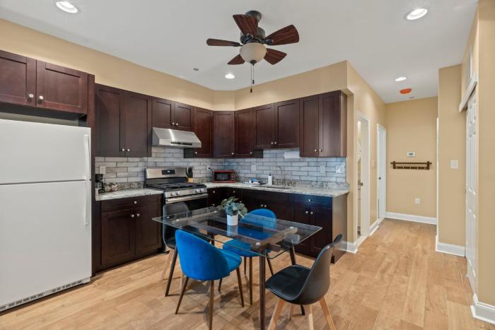 Chinatown 2Bedroom with shared Gameroom