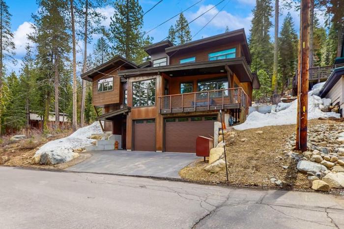 Pristine home with lovely interior private deck fast WiFi - great location