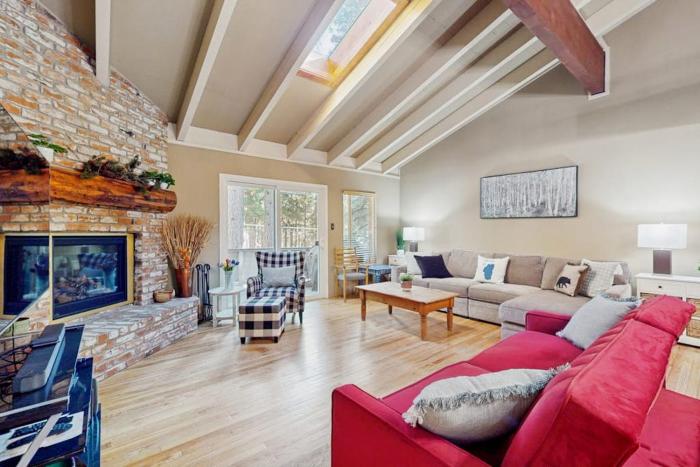 Townhome with Fireplace Pool Sauna Free Shuttle Pickup-Drop-off to Ski Resort
