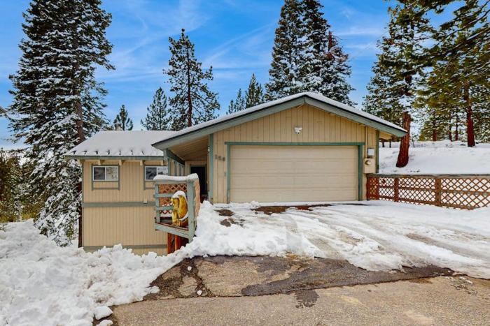 Family-friendly home with mountain views pool table fireplace & spacious deck