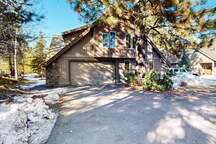 Comfortable townhome with private hot tub & shared pool - SHARC passes included