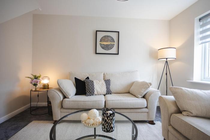 Stylish 3BR Apartment Newport Near M4 Free Parking on site