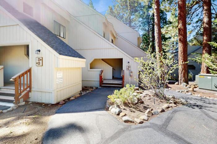 Charming & classic condo with WiFi gas fireplace full kitchen & deck