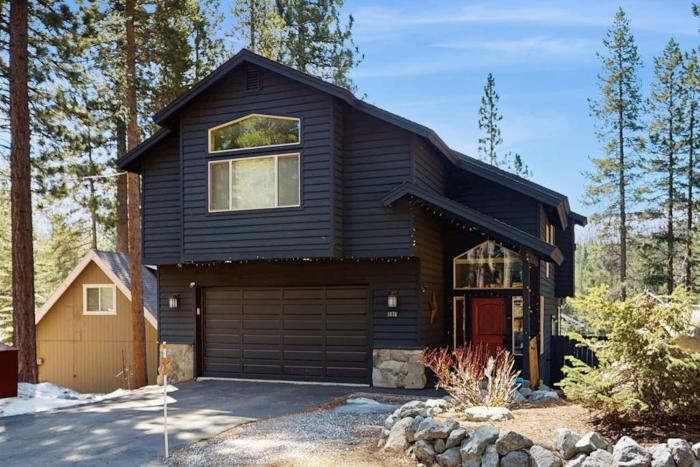 Cozy Tahoe home near the best of South Lake with fireplace WiFi & skiing nearby