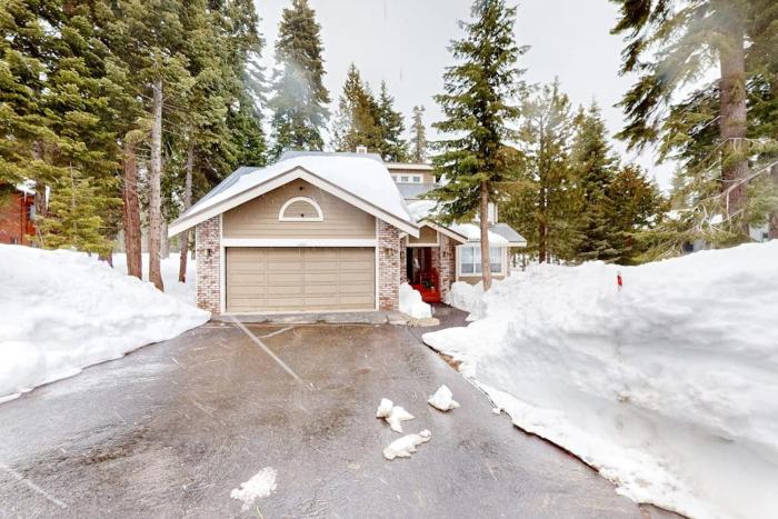 Welcoming lake retreat with private hot tub games & fireplace - dog-friendly