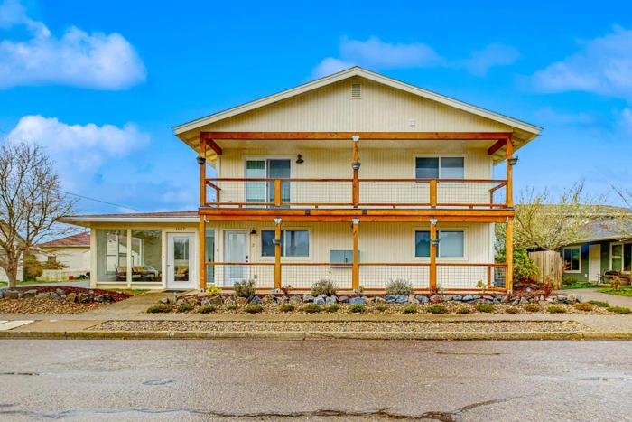 Spacious condo close to the river with WiFi streaming washer&dryer