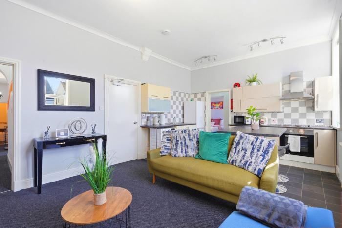 Spacious 3 Bdr, 4 Beds City Apt, free on-site parking