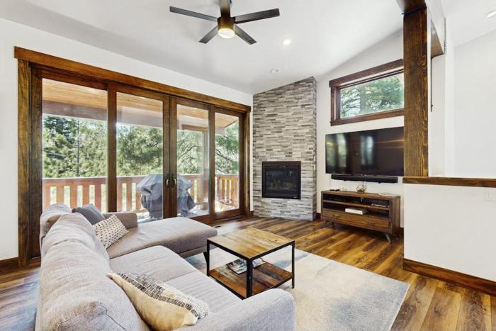 Cozy & contemporary townhome with two decks - close to town & outdoor fun
