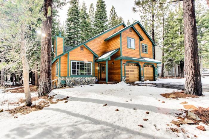 Spacious Lodge Near Donner Lake with Shared Pool & Hot Tub