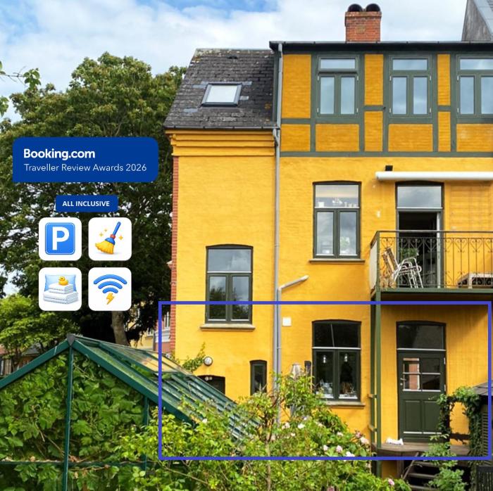 City House with Terrace, Garden and Free Parking