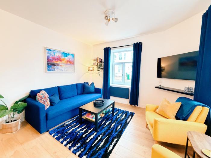 Spacious Preston Circus Flat - Great for Family, Group, Couples - Close to Station