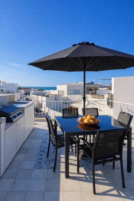 Casa Rosa Rooftop Terrace BBQ Walk to Marina