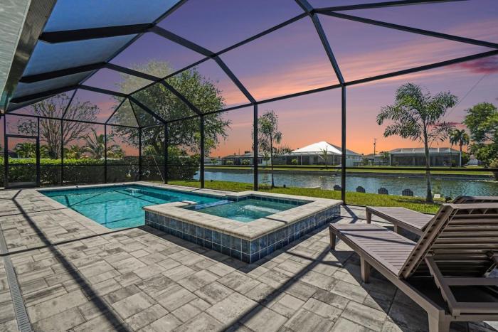 Coral Oasis Pet Friendly, SPA Pool on Freshwater Canal