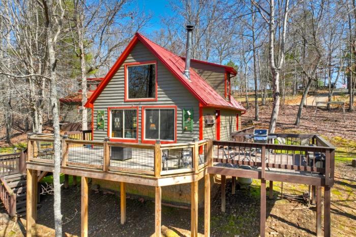 Serenity Woods - Pet Friendly - Gazebo w Rocking Chairs + Fire Table
