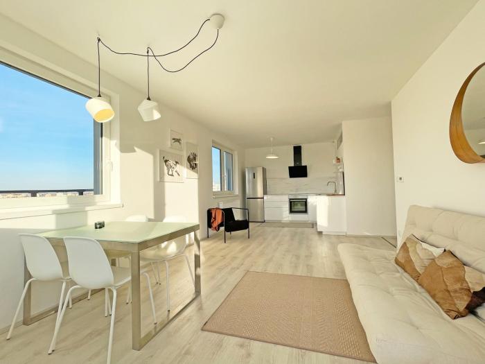 Poprad Apartment for 4 with Balcony & High Tatras View, Free parking