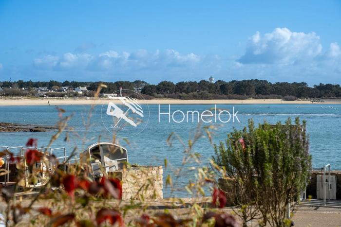 Sea-view garden-level flat