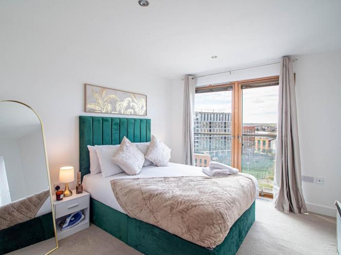 Leeds Dock 2BR 2BA with Juliet Balcony City View
