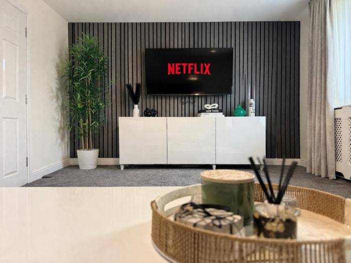 5 BR house in Leeds - sleeps 11 guests 3 bath Parking - Contractors or groups welcome