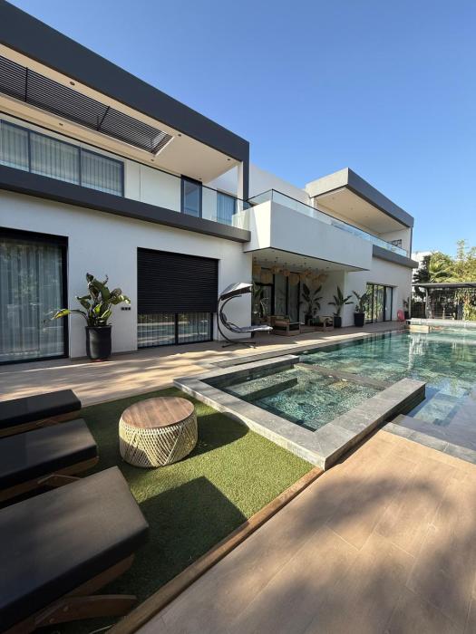 Villa de standing avec piscine chauffée
