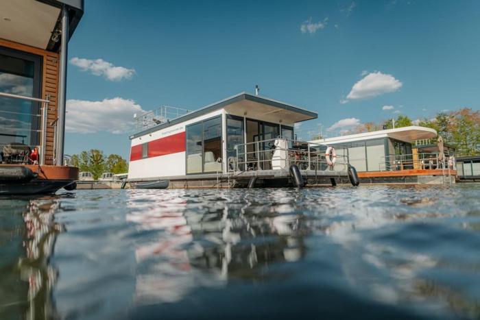 Floatinghouse Red Pearl