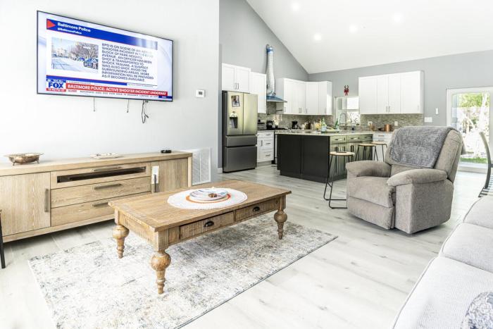 Modern Forest Retreat with Spacious Kitchen and Views