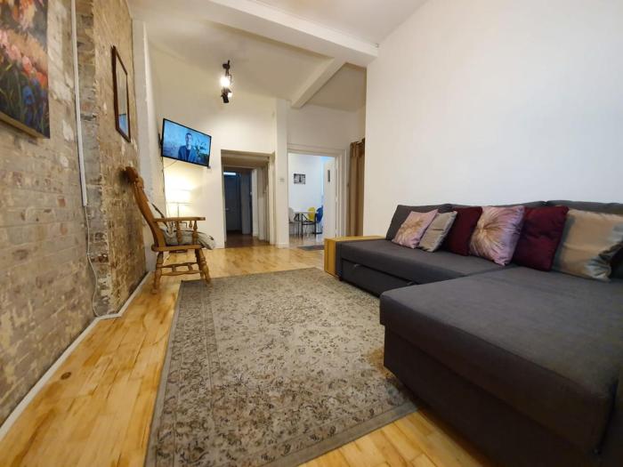 Centrally Located Spacious Three Bedroom Apartment Short Term Rental & Flexible Renting Hackney With Free Wifi