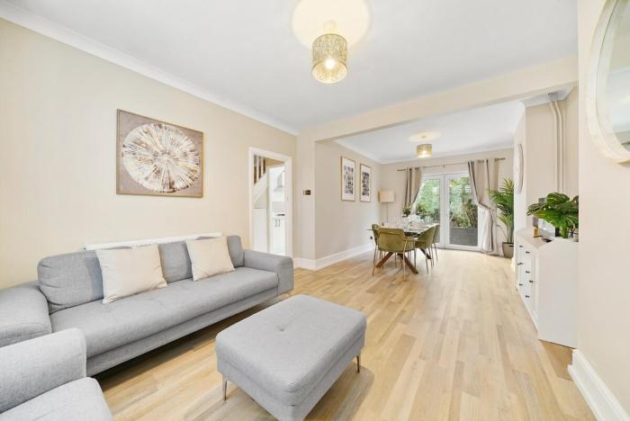 3 Bedroom House Short Term Rental & Flexible Renting Hornchurch With Free Wi-Fi, Free parking & Garden Sleeps 6!