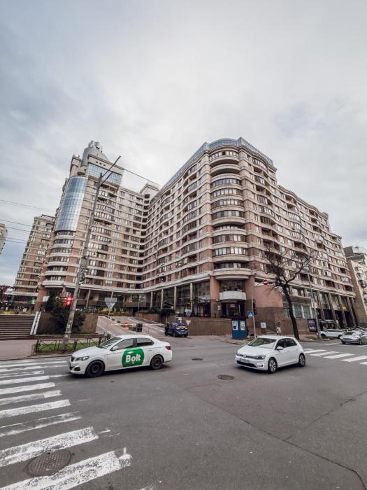 11 МММ ККК ДХ вулиця Жилянська, 59