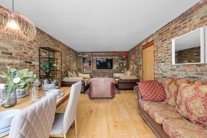 5 Bed 2 Bath Private House with Balcony - London