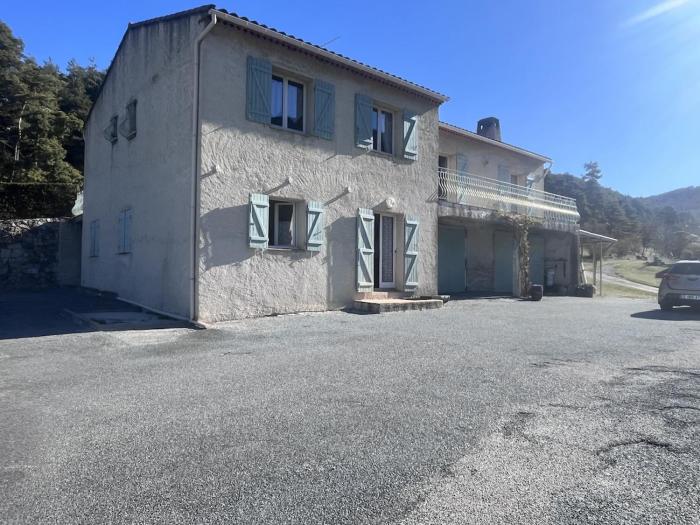 Appartement spacieux calme et pratique à Séranon
