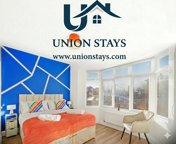 Elegant 3-bed apartment with FREE onsite PARKING in Enfield - Out door Patio - Big savings on Longer Stays